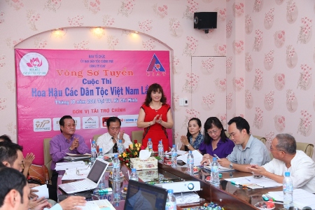 TS Đoàn Thị Kim Hồng, Trưởng ban tổ chức cuộc thi và Hội đồng giám khảo tại buổi chấm thi sơ tuyển.